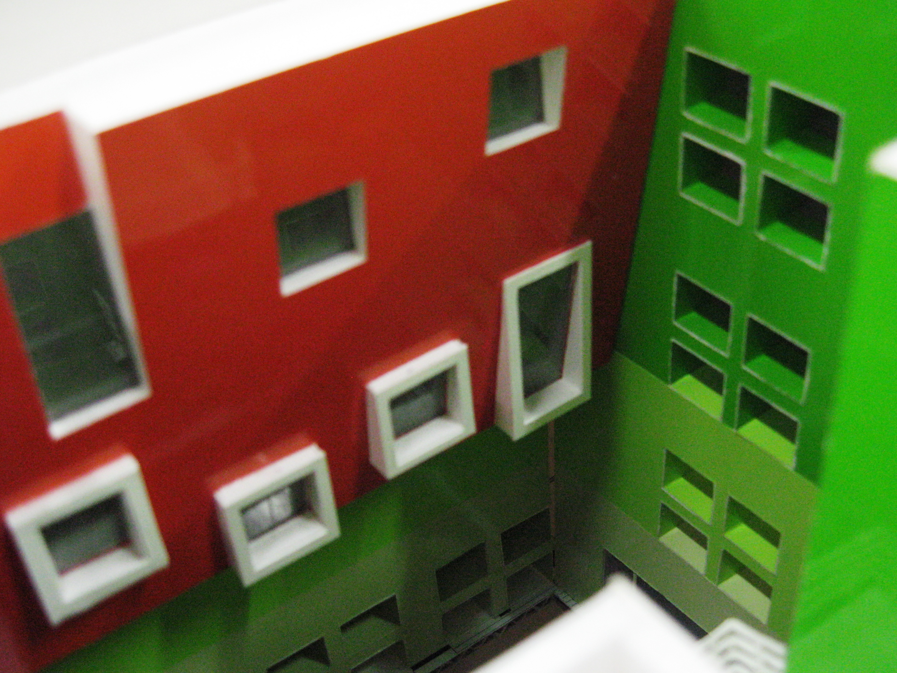 新キャンパス中央吹抜け部 特徴的なデザインと色彩の出窓（模型）