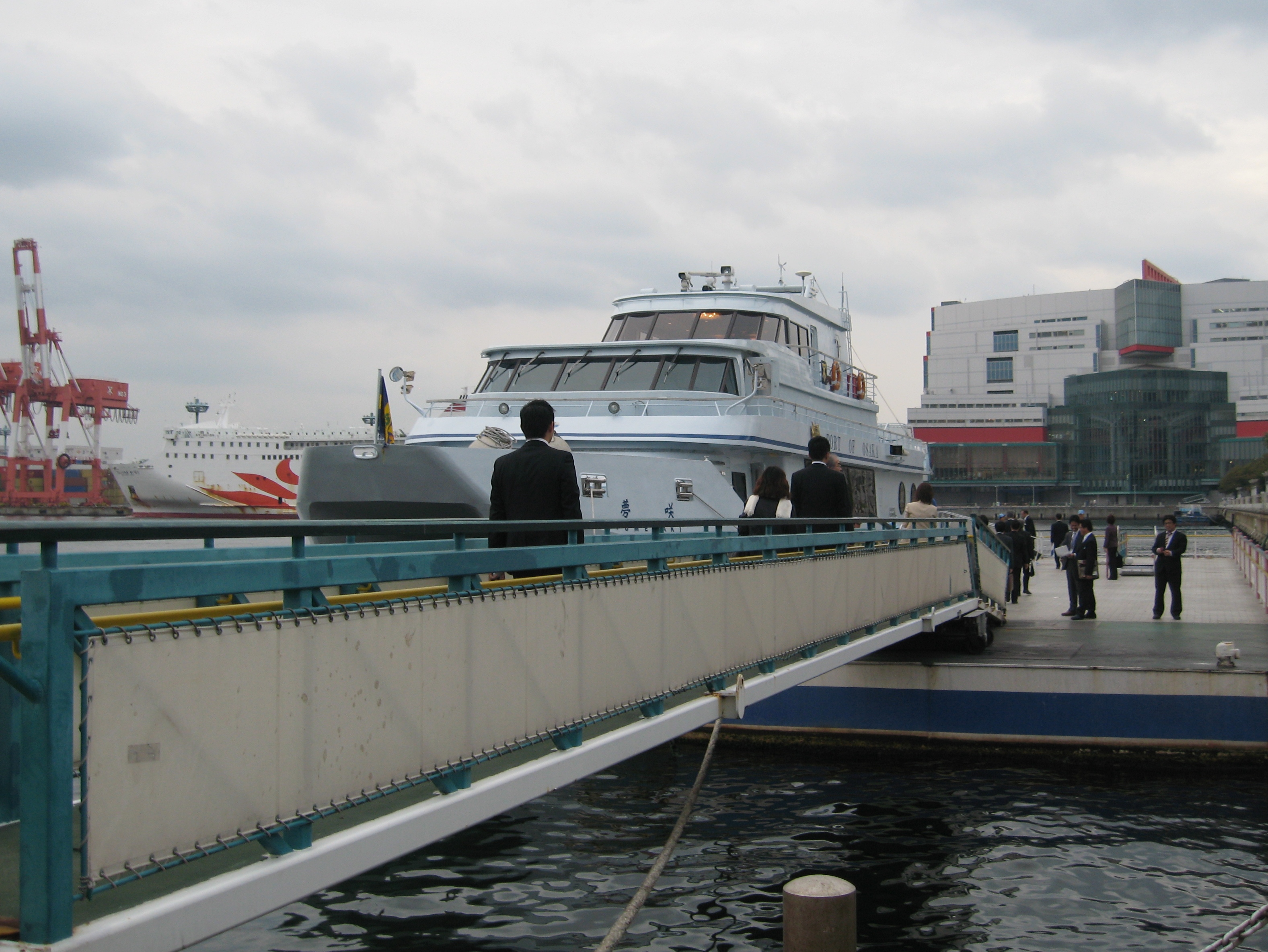 大阪市が所有する舟に乗船させていただき 咲洲コスモスクエア地区の概要説明！