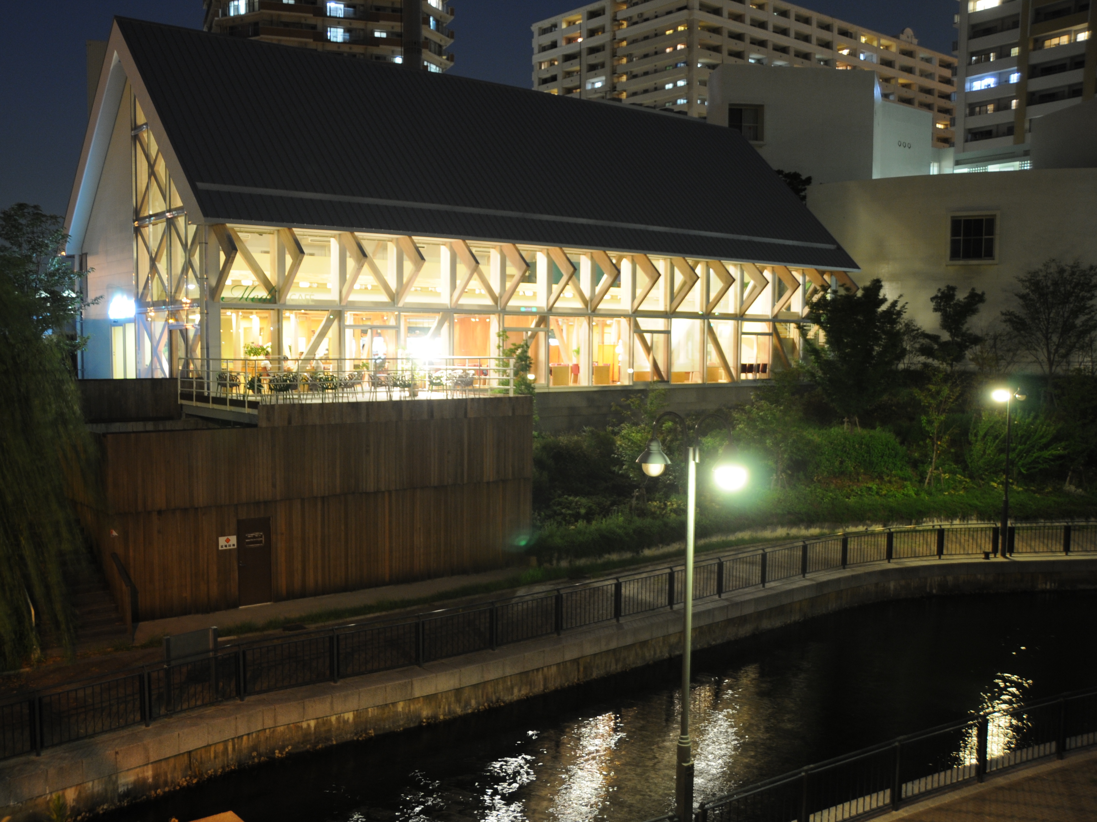 咲洲キャナル運河とメディカフェ（大学食堂）