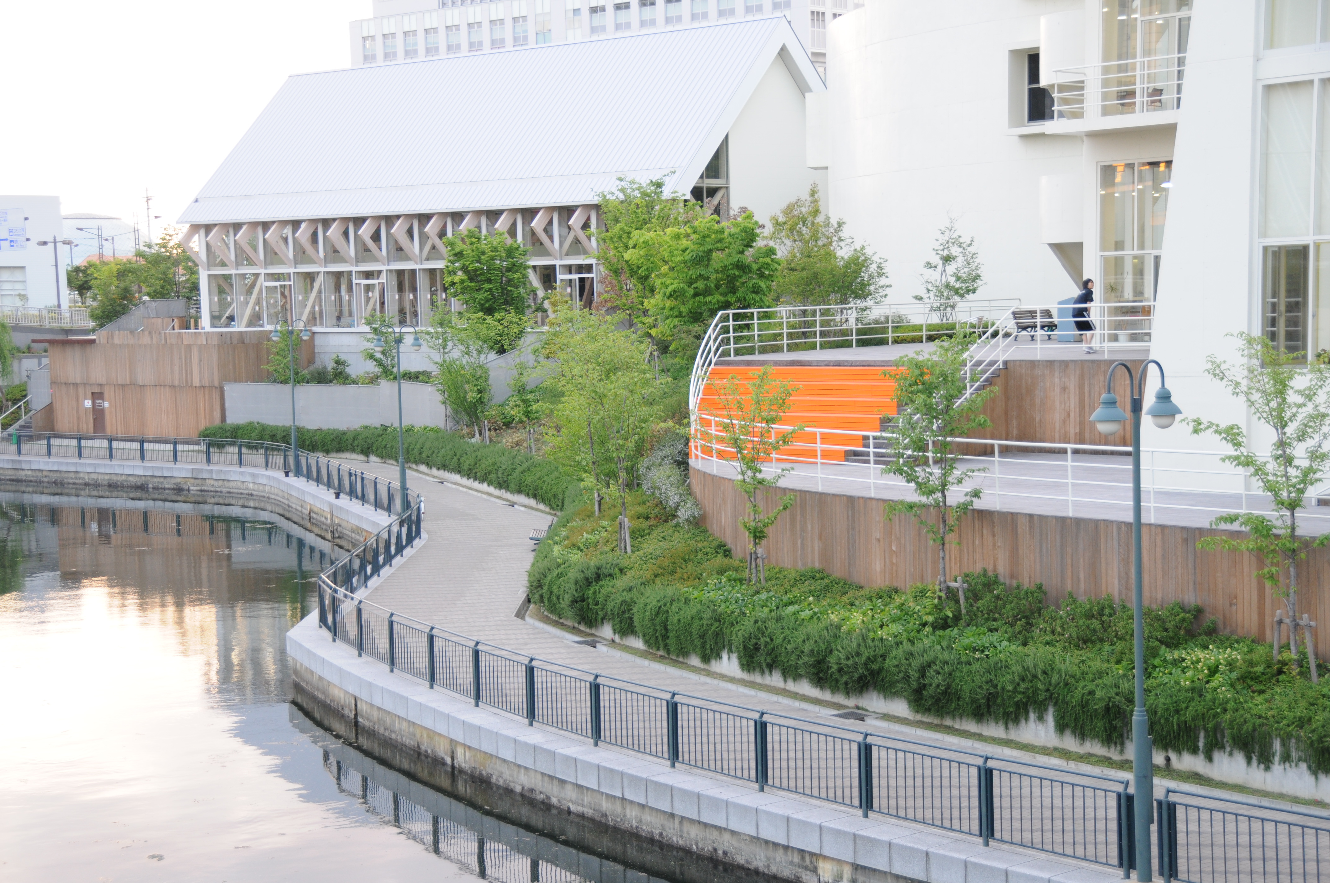 大学食堂棟 MediCafe(メディカフェ) の前を流れる 海水人工河川「キャナル運河」 